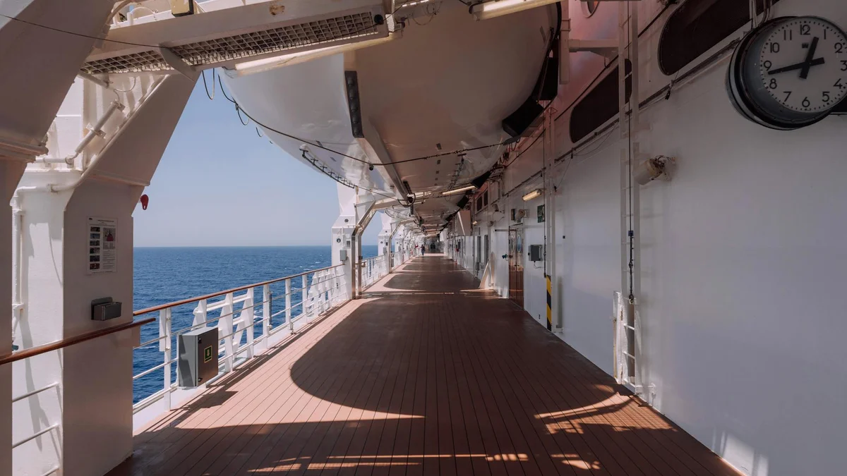 Pasajeros novatos asomados a la borda de un crucero en su primera travesía marina
